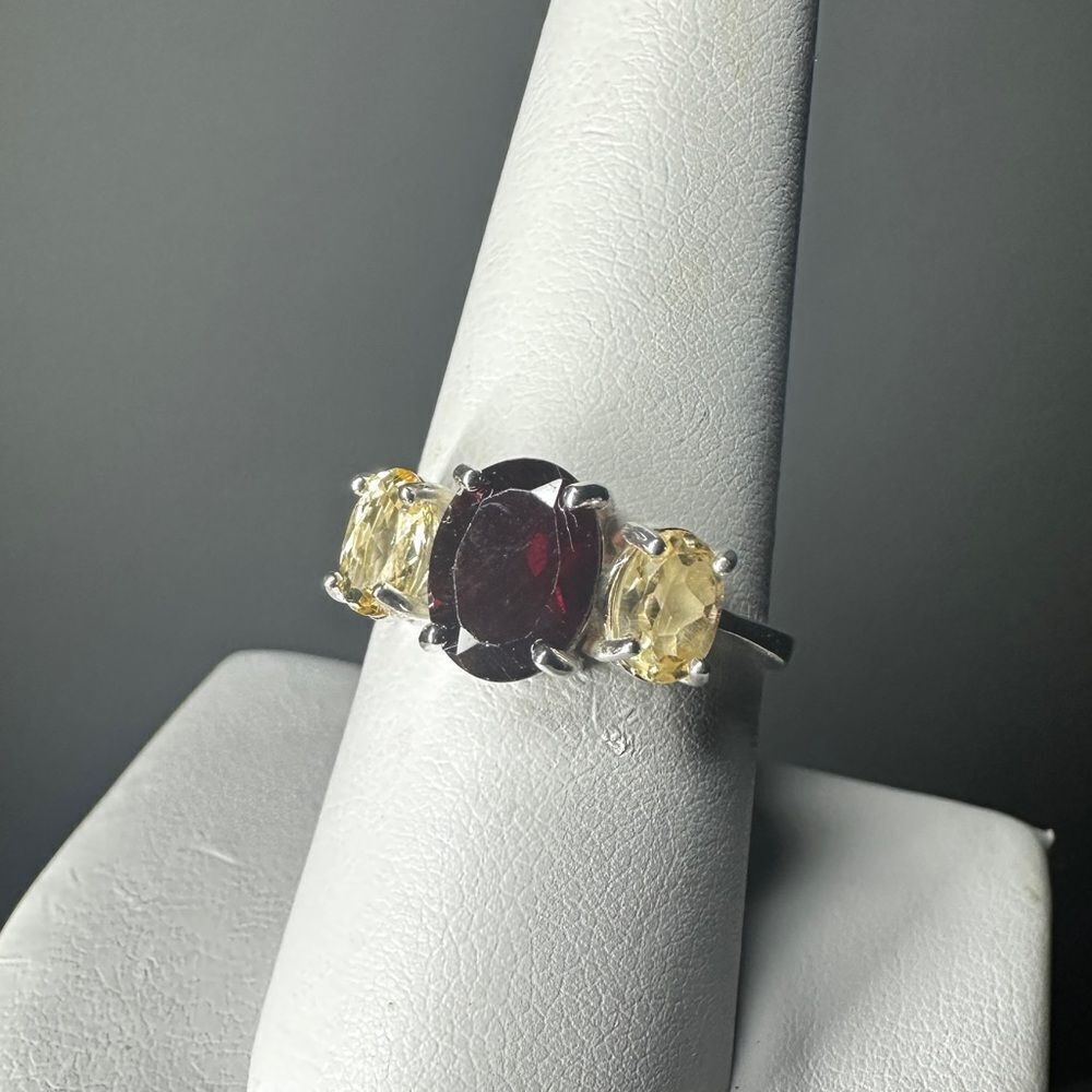 NWOT‎ faceted, oval cut garnet and accent citrines ring in sterling silver!